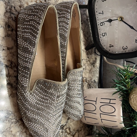 Gorgeous sparkly neutral Steve Madden size 9 flats. - Picture 2 of 4